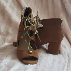 Womens size 7 block heel open toe shoe